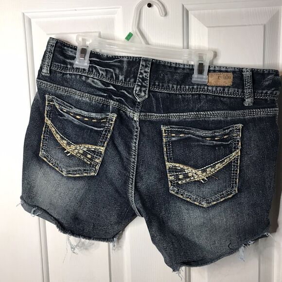 Reign Woman 14 Shorts Used 3 Button Has Some Flaws - Picture 4 of 6